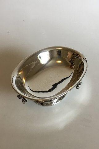 Georg Jensen Hammerslået Sterling Sølv Oval Opsats/Frugtbowle med hanke og ornamentik i form af drueklaser No 296B - Danam Antik
