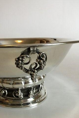 Georg Jensen Hammerslået Sterling Sølv Oval Opsats/Frugtbowle med hanke og ornamentik i form af drueklaser No 296B - Danam Antik