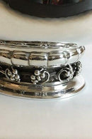 Georg Jensen Hammerslået Sterling Sølv Oval Opsats/Frugtbowle med hanke og ornamentik i form af drueklaser No 296B - Danam Antik