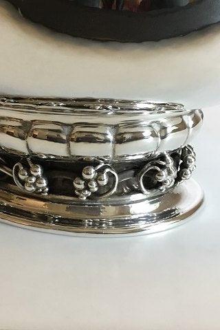 Georg Jensen Hammerslået Sterling Sølv Oval Opsats/Frugtbowle med hanke og ornamentik i form af drueklaser No 296B - Danam Antik