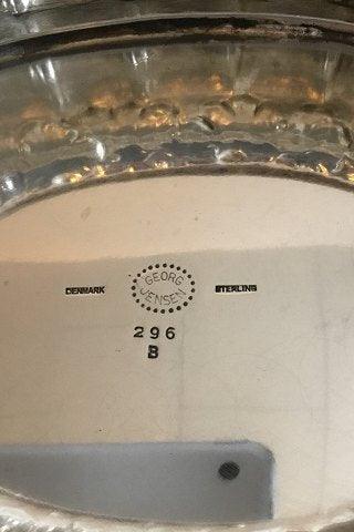Georg Jensen Hammerslået Sterling Sølv Oval Opsats/Frugtbowle med hanke og ornamentik i form af drueklaser No 296B - Danam Antik