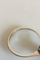 Ring i 18 K Hvidguld med Brillant 0.2 carat omkranset af 8 små sten - Danam Antik