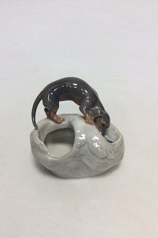 Royal Copenhagen Art Nouveau Hund auf hoher Schale Nr. 693. Maße 11cm hoch