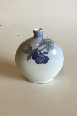 Royal Copenhagen Flad vase med blå blomst No 1763/209B - Danam Antik