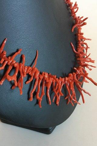 Halscollier trukket med røde koralsplitter - Danam Antik