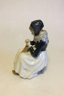 Royal Copenhagen Figur af Bondekone med Klæde No 1317 - Danam Antik