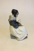 Royal Copenhagen Figur af Bondekone med Klæde No 1317 - Danam Antik