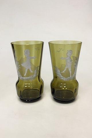 Antagelig tysk glas. Sæt på to vaser i grønt glas med hvid dekoration - Danam Antik