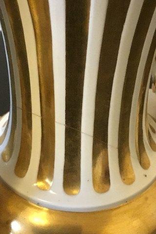 Royal Copenhagen Et sæt på to balusterformede lamper på sokkel dekoreret med guillander, vædderhoveder og guld. Med Juliane Marie mærke fra 1905-12. - Danam Antik