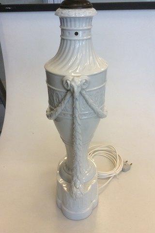 Royal Copenhagen balusterformede lamper på sokkel dekoreret med guillander, vædderhoveder. Med Juliane Marie mærke fra 1905-12. - Danam Antik