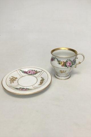 Bing & Grøndahl kop og underkop i guld og polykrom overglasur med blomstermotiv. - Danam Antik