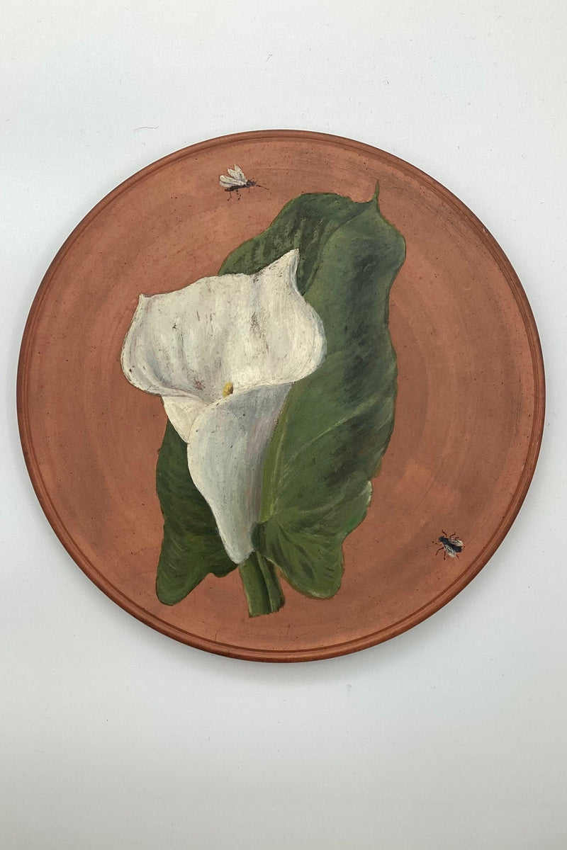 P. Ipsen terracotta platte med art nouveau dekor. "Hvid lilje og insekter" ca. 1900 - Danam Antik