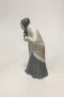 Royal Copenhagen Figur af Bondekone Sjal og Salmebog no 892 - Danam Antik