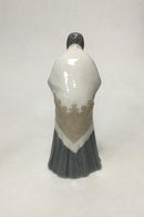 Royal Copenhagen Figur af Bondekone Sjal og Salmebog no 892 - Danam Antik