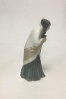 Royal Copenhagen Figur af Bondekone Sjal og Salmebog no 892 - Danam Antik