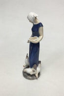 Bing & Grøndahl Figur af Pige fodrer høns No 2220 - Danam Antik