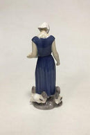 Bing & Grøndahl Figur af Pige fodrer høns No 2220 - Danam Antik