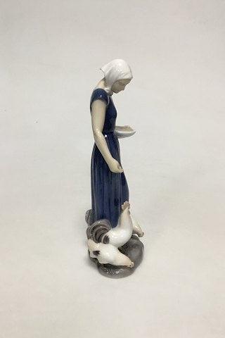 Bing & Grøndahl Figur af Pige fodrer høns No 2220 - Danam Antik