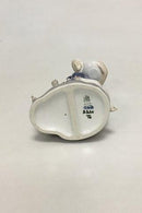 Bing & Grøndahl Figur af Pige fodrer høns No 2220 - Danam Antik