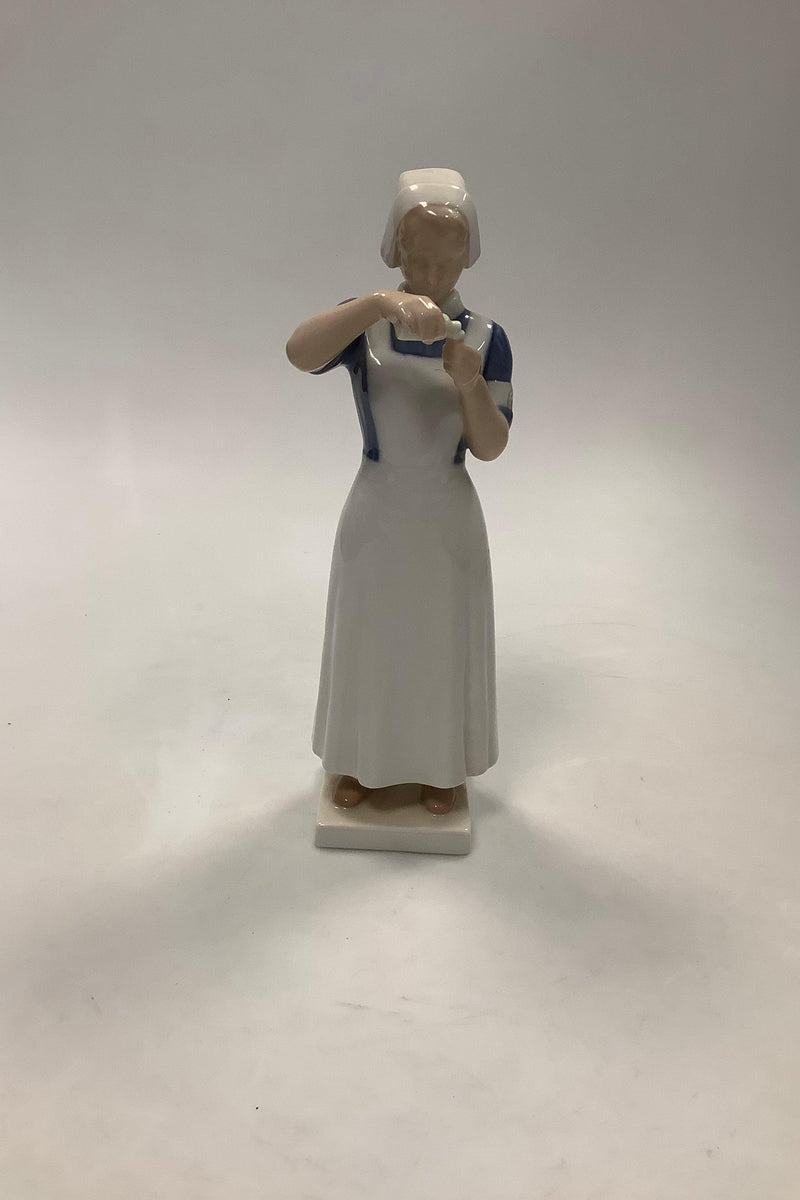 Bing og Grøndahl Figur af Sygeplejerske No 2221 - Danam Antik