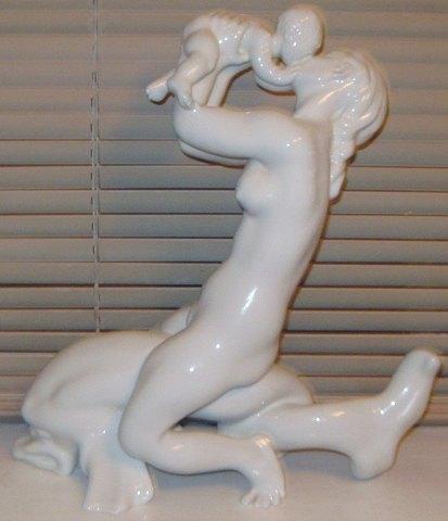 Kai Nielsen Blanc de Chine kgl. Porcelæns Figur "B&G 4057/57 Kvinde kysser barn 39 cm - Danam Antik