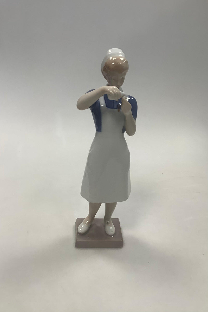 Bing og Grøndahl Figur af Sygeplejerske No 2379 - Danam Antik