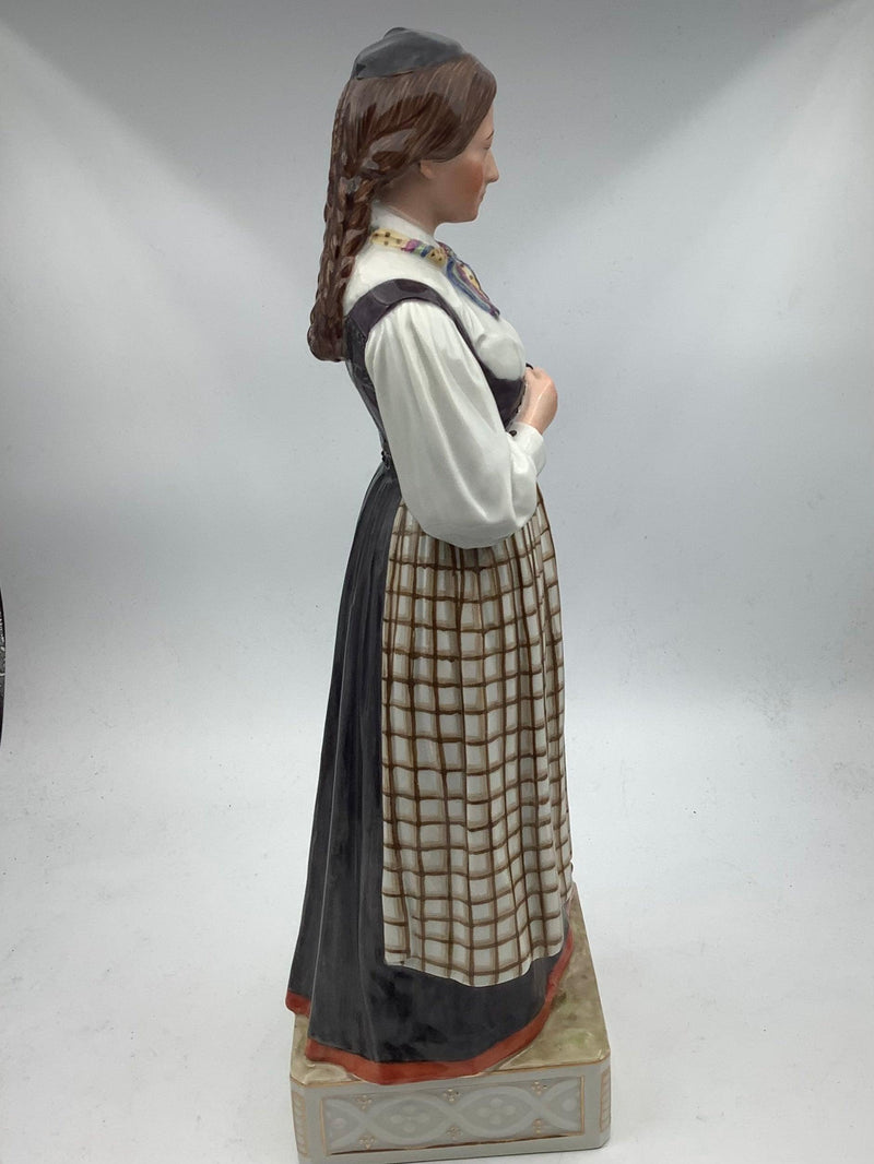 Royal Copenhagen Overglasur Figur af Islandsk Pige No. 12164 - Danam Antik