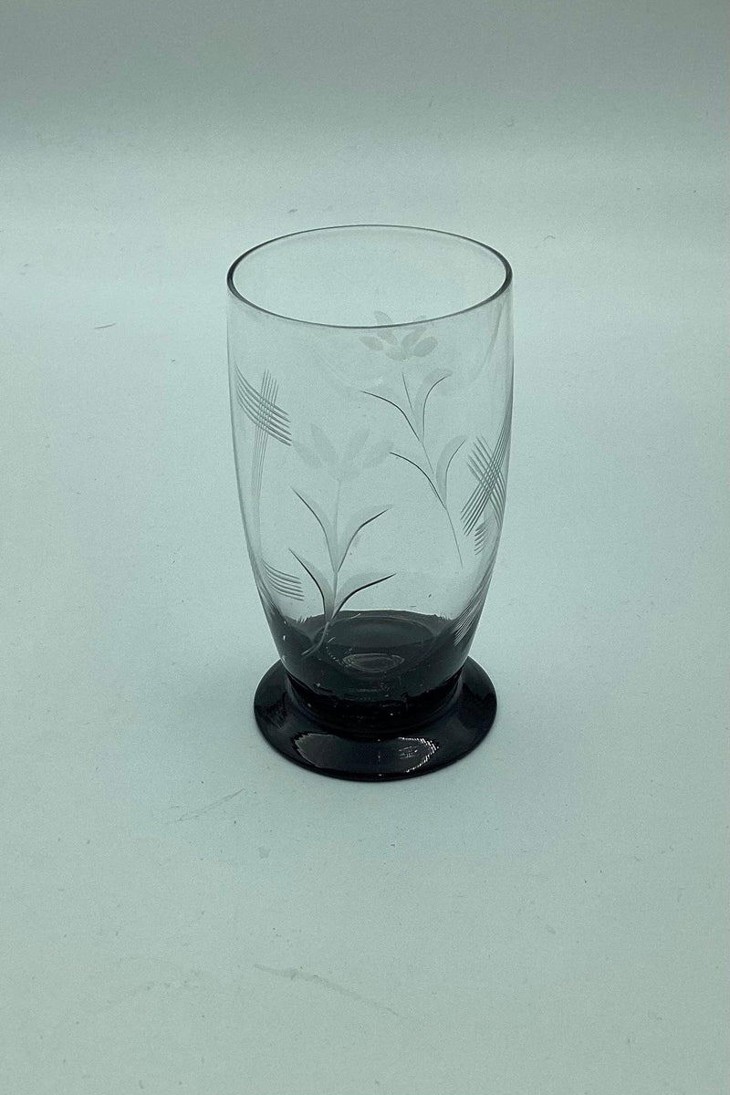 Holmegaard Glasværk: ørneglas eller sodavandsglas på sort fod med slibninger - Danam Antik