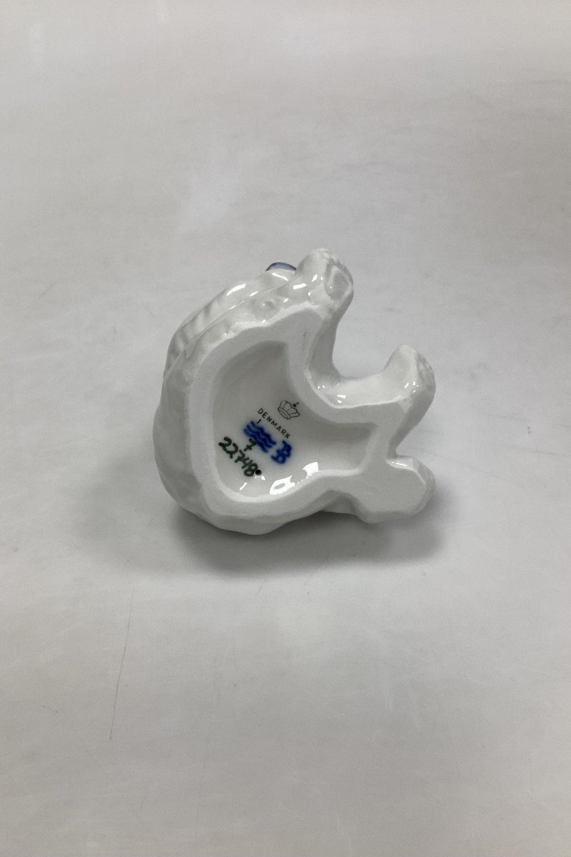 Royal Copenhagen Isbjørne Unge med Venstre pote på jorden No 22748 - Danam Antik
