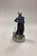 Royal Copenhagen Figur No 528 Pige med Gås - Danam Antik