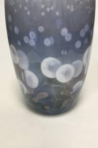 Royal Copenhagen Unika Vase af Jenny Meyer fra Marts 1905 med mælkebøtter no 9184