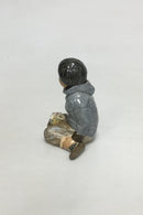 Royal Copenhagen overglasur egnsfigur af dreng med blomster "Grønland" No 12419 - Danam Antik