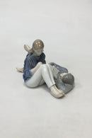 Royal Copenhagen Figur Teenagers med bog No 4649 - Danam Antik