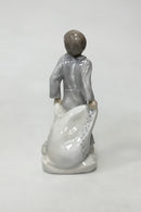 Royal Copenhagen Figur af Dreng med puder No 2604 - Danam Antik