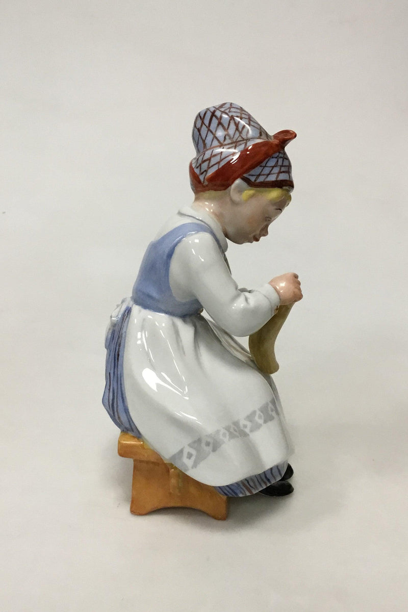 Lippelsdorf porcelænsfigur af kvinde der hækler - Danam Antik