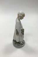 Royal Copenhagen Figur Pige med Bog No 922 - Danam Antik