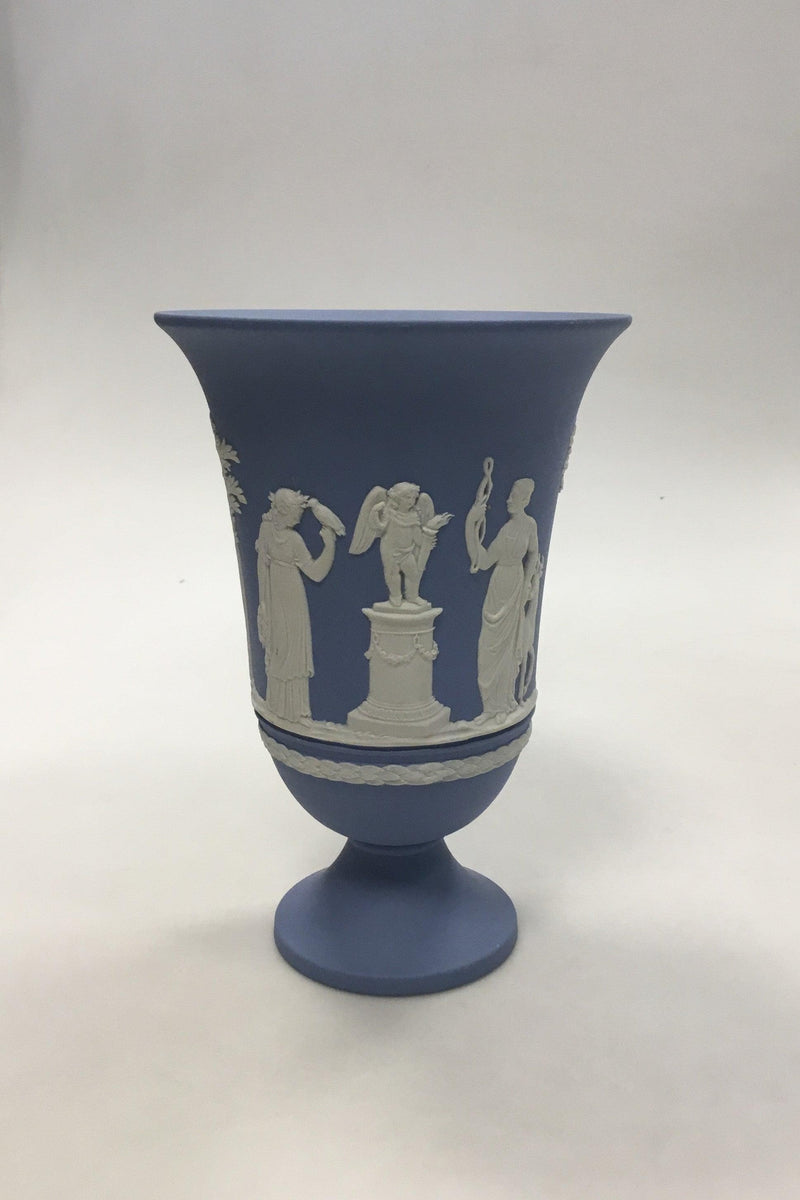 Wedgewood Blå vase på fod med dekoreret med offerkar og Amor. Måler 19 cm(7 31/64 in.) - Danam Antik