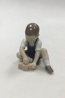 Bing & Grøndahl Figur af dreng med byggeklodser No 2306 - Danam Antik