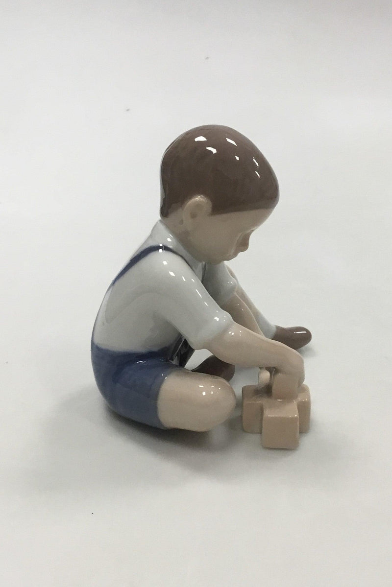 Bing & Grøndahl Figur af dreng med byggeklodser No 2306 - Danam Antik