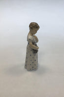 Royal Copenhagen Figur No 3539 Pige i Natkjole med Dukke - Danam Antik