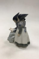 Royal Copenhagen Figur Læsende Amagerpiger No 1395 - Danam Antik