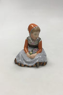 Royal Copenhagen overglasur egnsfigur af pige med blomster "Fyn" No 12420 - Danam Antik