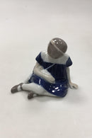 Royal Copenhagen Figur No 400 Pige med Dukke - Danam Antik