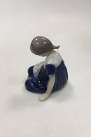 Royal Copenhagen Figur No 400 Pige med Dukke - Danam Antik