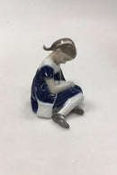 Royal Copenhagen Figur No 400 Pige med Dukke - Danam Antik