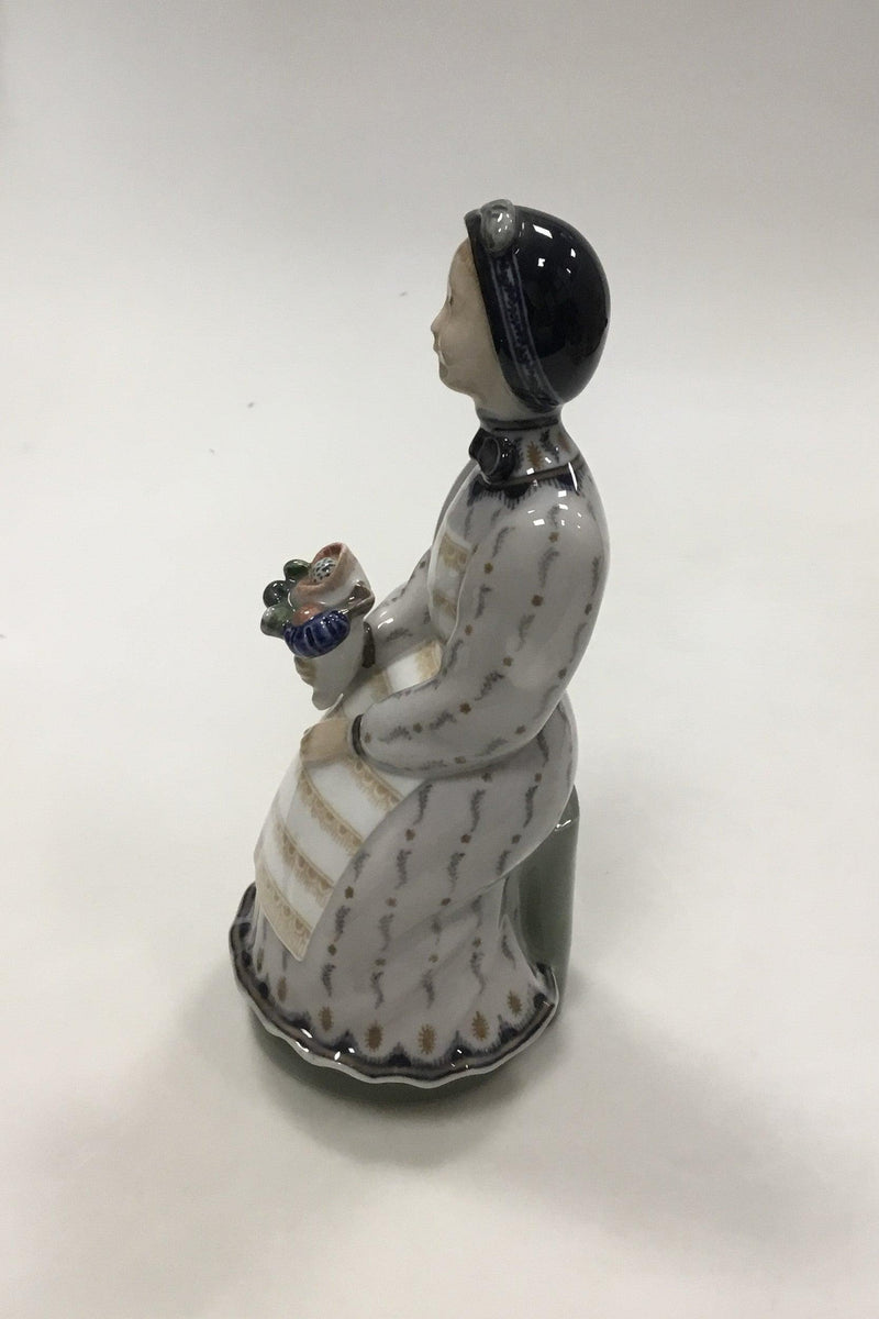 ロイヤルコペンハーゲン フラワーブーケを持つ女性像