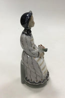 Royal Copenhagen Figur af kvinde med blomsterbuket - Danam Antik