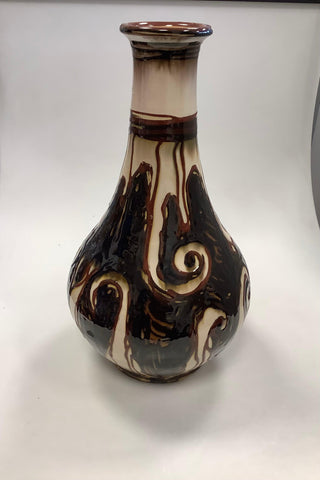 Stor Kahler Keramik vase i Kohornsglasur 46cm.  Måler 46cm / 18.11