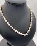 Perlehalskæde af runde hvide saltvandsperler med lås af 18kt. hvidguld med ni brillanter - Danam Antik