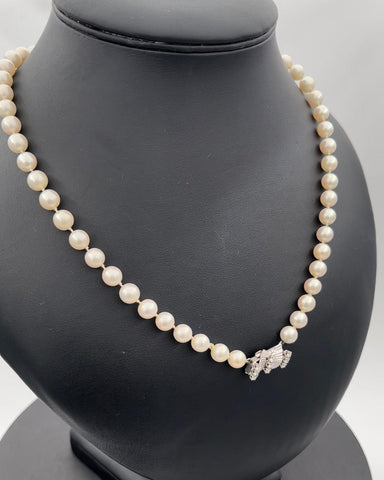 Perlehalskæde af runde hvide saltvandsperler med lås af 18kt. hvidguld med ni brillanter